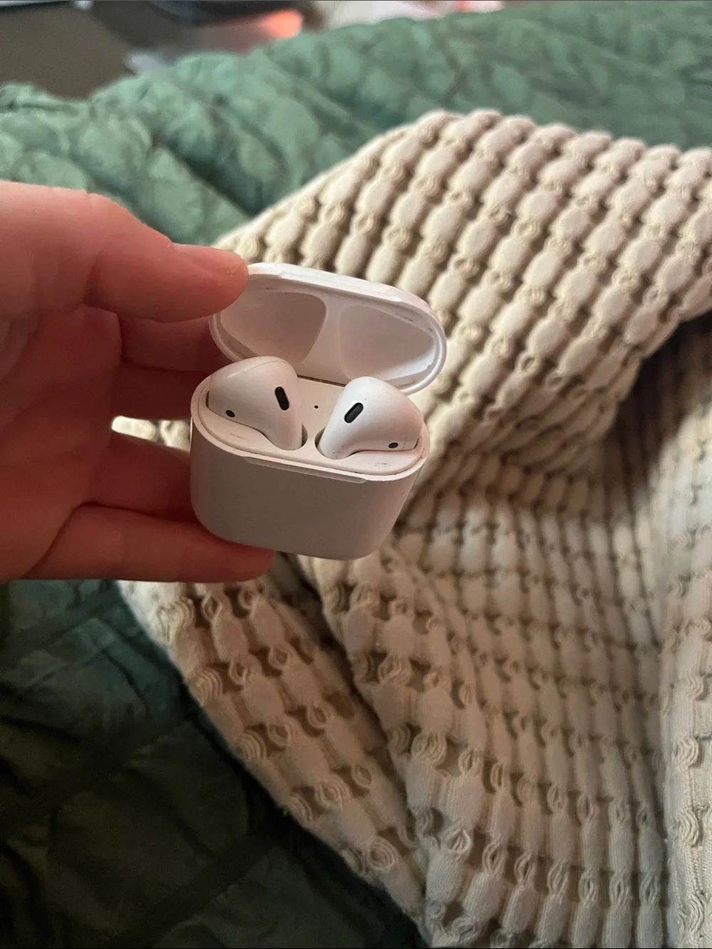 Apple White Wireless AirPods with Charging Case